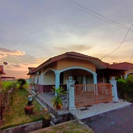 אראו Ebnur Homestay מראה חיצוני תמונה